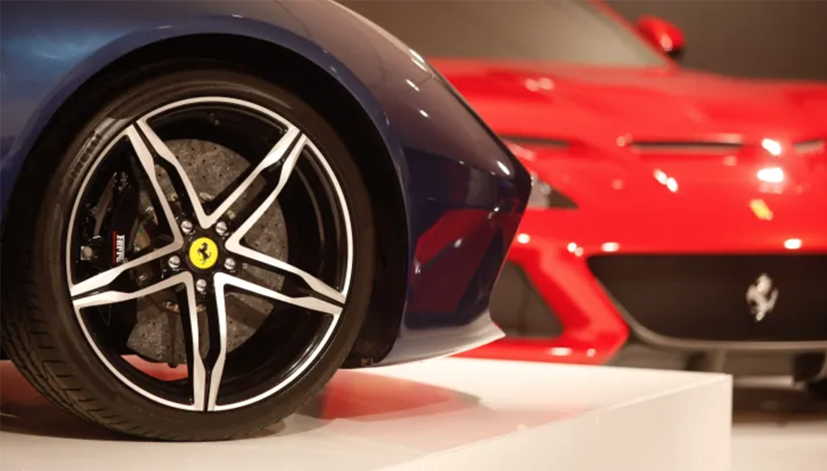 Giống như các nhà sản xuất ô tô thể thao khác, thách thức của Ferrari không chỉ là khoản đầu tư vốn khổng lồ cần thiết để phát triển các mẫu xe điện so với hiệu suất cao của các loại xe sử dụng nhiên liệu hóa thạch..