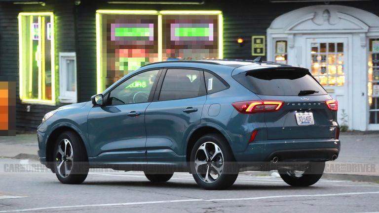 Đuôi xe Ford Escape 2023 cũng có những tinh chỉnh.