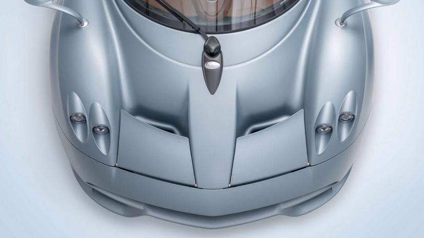 Động cơ được sử dụng là V12 mạnh mẽ, sản sinh công suất 840 mã lực (617 kilowatt) và mô-men xoắn 811 pound-feet.