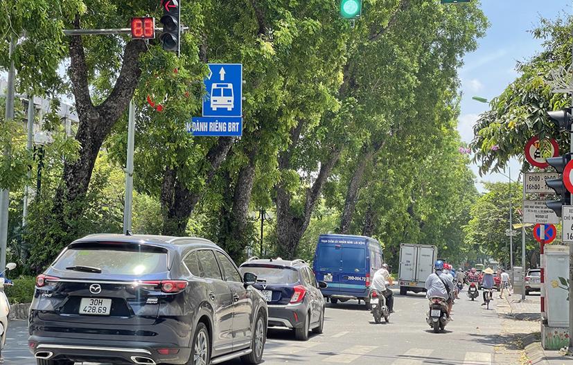 Sở Giao thông Vận tải (GTVT) Hà Nội đề xuất UBND TP Hà Nội điều chỉnh phương án tổ chức giao thông trên tuyến buýt nhanh BRT 01 có lộ trình bến xe Yên Nghĩa - Kim Mã.  Ảnh: Tuấn Nam.
