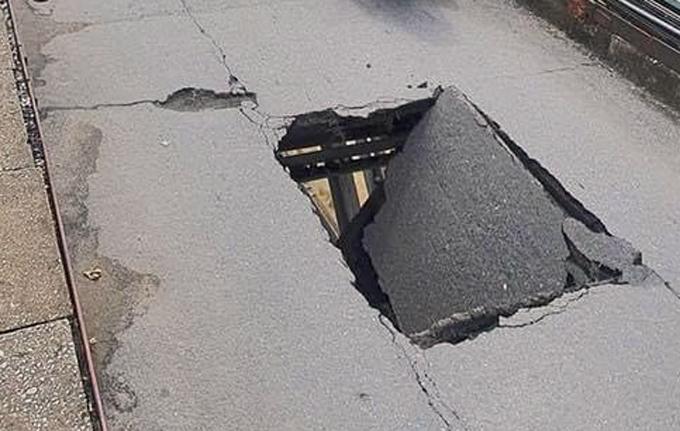 Ngày 28/5, người dùng mạng xã hội chia sẻ hình ảnh mặt đường cầu Long Biên, hướng trung tâm TP. Hà Nội sang quận Long Biên xuất hiện lỗ thủng lớn. Người dân khuyến cáo nếu ai có việc lưu thông qua cầu cần chú ý quan sát, tránh nguy hiểm. Ngay sau đó, lực lượng chức năng đã lập tức cử lực lượng đến vá lỗ thủng khẩn cấp, bảo trì cầu. Ảnh: Công ty Hà Hải.