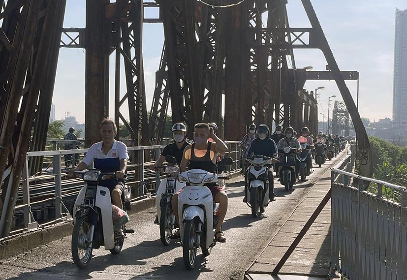Cầu Long Biên hàng ngày vẫn phải gánh hàng nghìn lượt phương tiện qua lại.