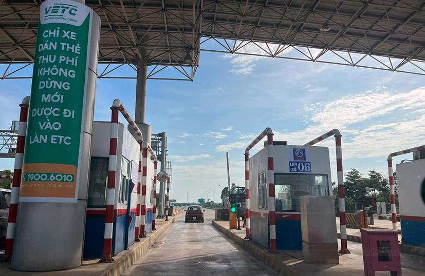 Thu phí theo hình thức điện tử không dừng để thay thế cho hình thức thu phí thủ công là văn minh, hiện đại, giảm chi phí xã hội, góp phần bảo vệ môi trường, đảm bảo công khai, minh bạch trong hoạt động thu phí. Ảnh: Đường Cao tốc HN-HP.