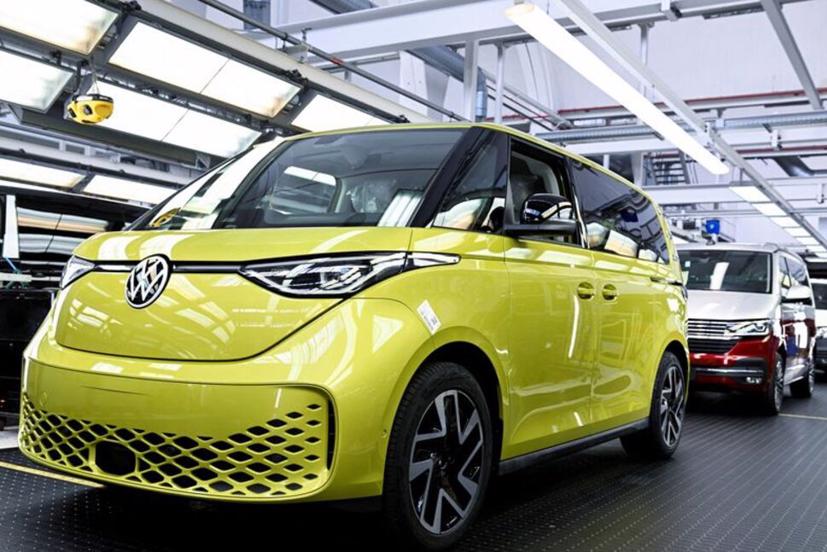 VW ID Buzz chạy hoàn toàn bằng điện, trên dây chuyền sản xuất tại nhà máy của Volkswagen ở Hanover, Đức. Ảnh: Reuters.