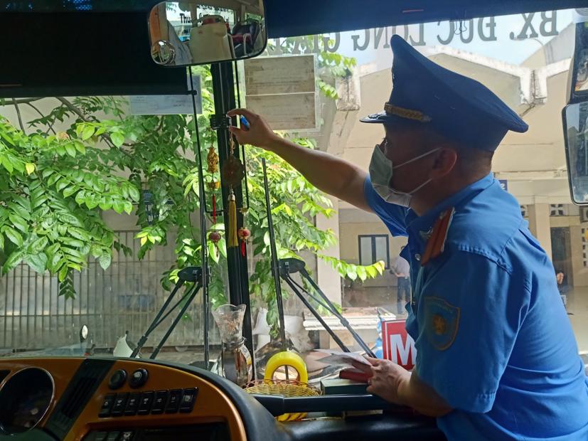 Lực lượng Thanh tra GTVT Hà Nội kiểm tra, xử lý đối với phương tiện kinh doanh vận tải hành khách bằng xe ô tô trên địa bàn Thành phố. Ảnh TTGT Hà Nội.