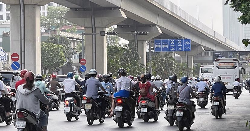 Dù đã có biển báo phân làn nhưng người điều khiển phương tiện giao thông không tuân thủ biển báo, gây tình trạng giao thông lộn xộn là hình ảnh dễ nhận thấy trên tuyến đường Nguyễn Trãi.
