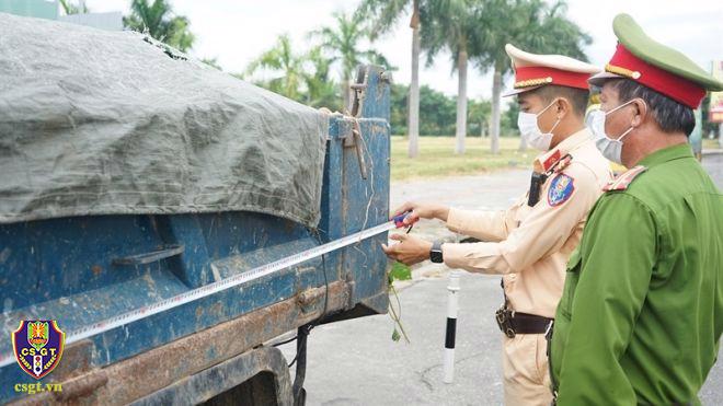 Lực lượng chức năng phát hiện xe ben phát hiện cơi nới, chở quá tải so với quy chuẩn kỹ thuật. Ảnh: Cục CSGT.