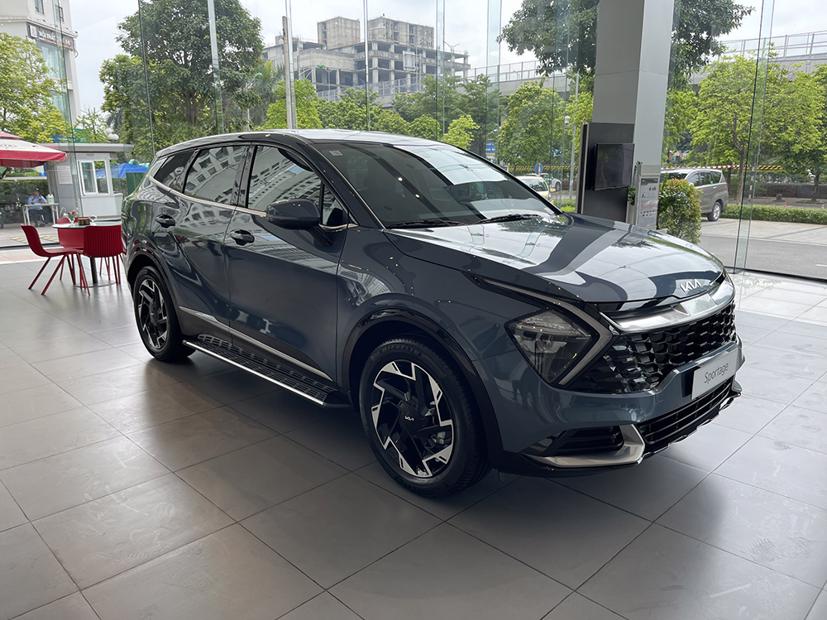 Một mẫu Kia Sportage 2.0G Luxury tại showroom.