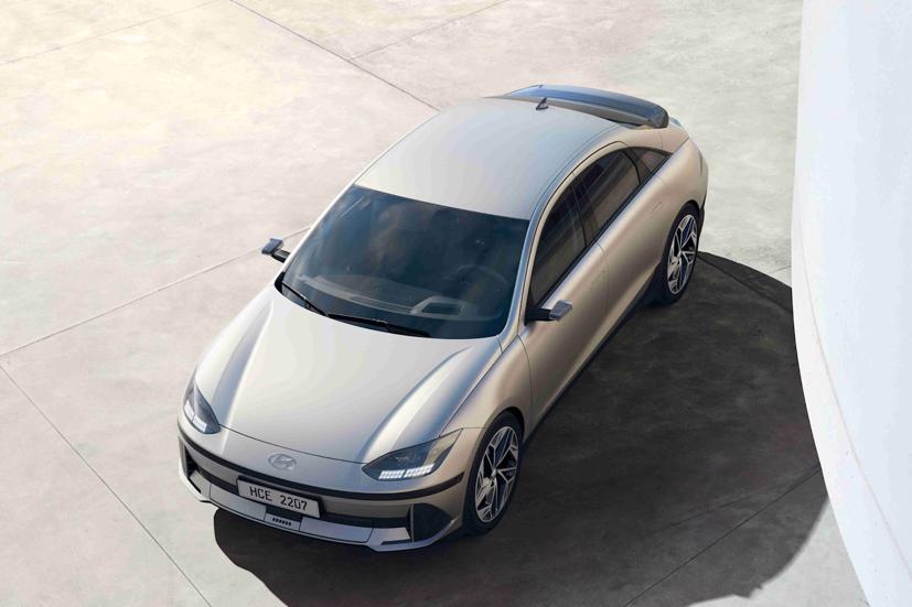 Hyundai ch&#237;nh thức ra mắt sedan điện đầu ti&#234;n, đối đầu với Tesla - Ảnh 1