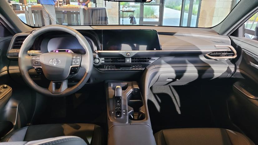 “Xe Bộ trưởng” Toyota Crown 2023 thế hệ mới ch&#237;nh thức hồi sinh với 4 kiểu d&#225;ng kh&#225;c nhau - Ảnh 6