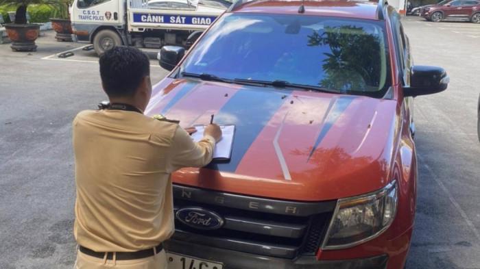 Công an huyện Vân Đồn tiến hành xác minh chiếc xe do anh Ngô Văn Chính, người bị kiện oan, điều khiển sau khi nhận được đơn của thân nhân nạn nhân vụ TNGT ngày 17/6/2022. Ảnh: Báo Giao thông.