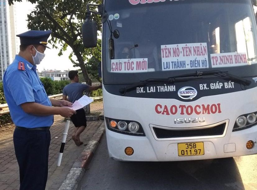 Lực lượng Thanh tra GTVT Hà Nội phối hợp với lực lượng chức năng kiểm tra phương tiện và người lái kinh doanh vận tải hành khách bằng xe ô tô trên địa bàn Thành phố. Ảnh: TTGT.