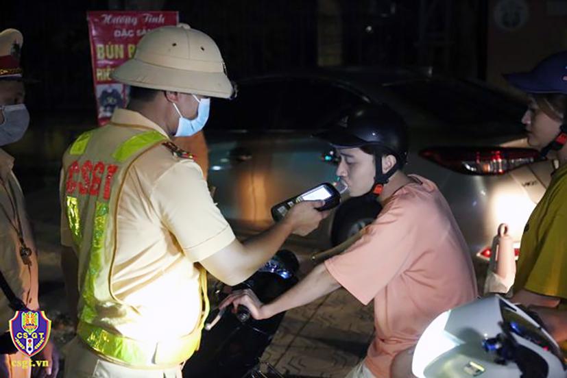 CSGT kiểm tra nồng độ cồn. Ảnh: CSGT.