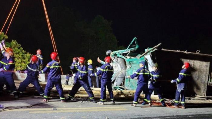 Hiện trường vụ tai nạn giao thông nghiêm trọng xảy ra tại Km 72+750 trên QL49 thuộc huyện A Lưới, tỉnh Thừa Thiên - Huế vào khoảng 18h30 ngày 10/8. Ảnh: Báo Giao thông.