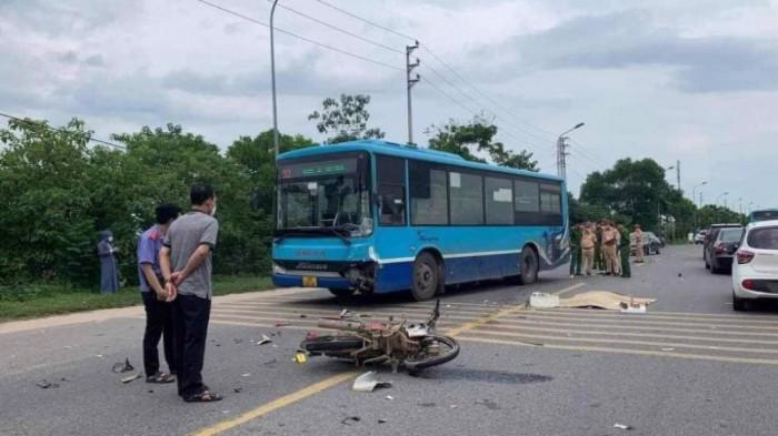 Hiện trường vụ một TNGT liên quan giữa ô tô buýt với xe máy, khiến 2 thanh niên đi xe máy tử vong trên tuyến QL32, Hà Nội. Ảnh: Báo Giao thông.