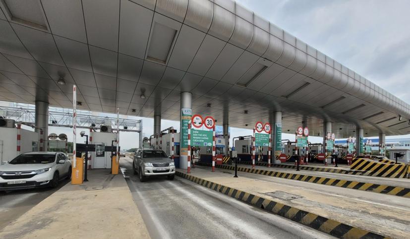 Bộ GTVT yêu cầu Tổng cục Đường bộ VN, Tổng công ty Đầu tư phát triển đường cao tốc VN (VEC), Cục Đăng kiểm VN, các nhà đầu tư BOT và các nhà cung cấp dịch vụ đẩy mạnh triển khai thu phí dịch vụ đường bộ theo hình thức điện tử không dừng.  Ảnh: VETC.