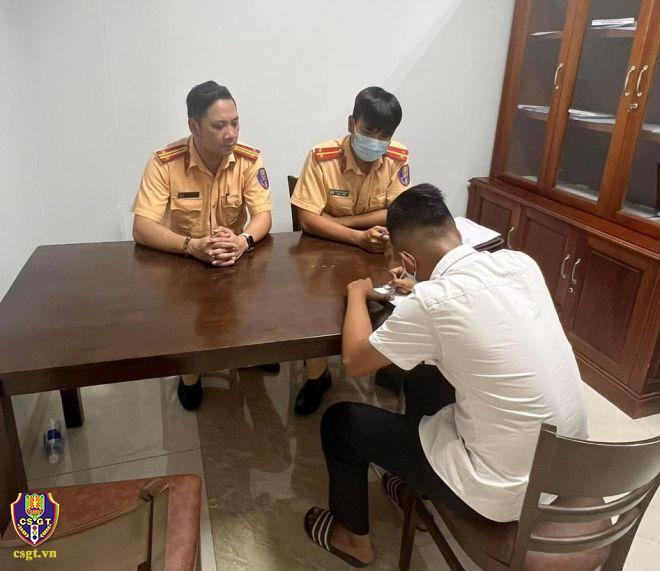 Chủ một phương tiện tại Đà Nẵng bị cơ quan công an triệu tập và lập biên bản xử phạt sau khi sử dụng còi hơi thường xuyên bấm còi inh ỏi khi đi vào khu đông dân cư tại một số quận trong thành phố, gây ảnh hưởng tới cuộc sống của người dân. Ảnh:CSGT.