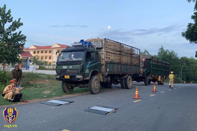 Lực lượng CSGT kiểm soát trọng tải đối với các phương tiện có dấu hiệu vi phạm. Ảnh: CSGT.