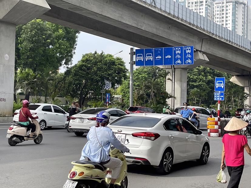 Thậm chí, xe con cũng sẵn sáng đi vào làn dành cho xe buýt, xe máy và xe thô sơ.