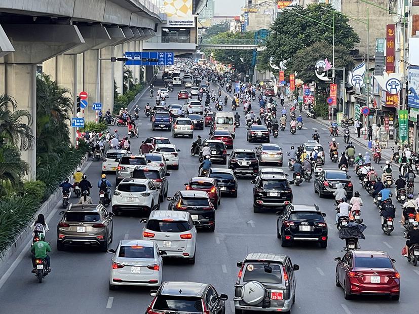 Hiện trong thời gian thí điểm bắt đầu từ 6/8, Sở Giao thông Vận tải Hà Nội sẽ tiếp tục nghiên cứu thực tế, lấy ý kiến đóng góp của người dân để điều chỉnh sao cho phù hợp, tạo điều kiện cho phương tiện lưu thông thuận lợi đồng thời lực lượng Thanh tra giao thông của Sở phối hợp với Phòng Cảnh sát giao thông Công an thành phố Hà Nội tổ chức, hướng dẫn phân luồng giao thông và tuyên truyền cho người dân chấp hành. Sau thời gian thí điểm, lực lượng chức năng sẽ có biện pháp xử lý hành vi vi phạm.