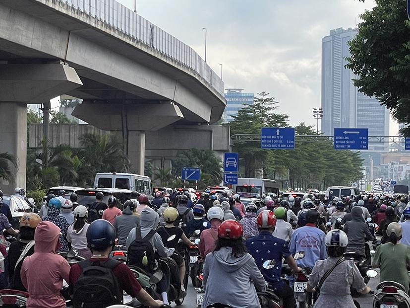 Vào giờ cao điểm, tình trạng ùn tắc vẫn tái diễn.