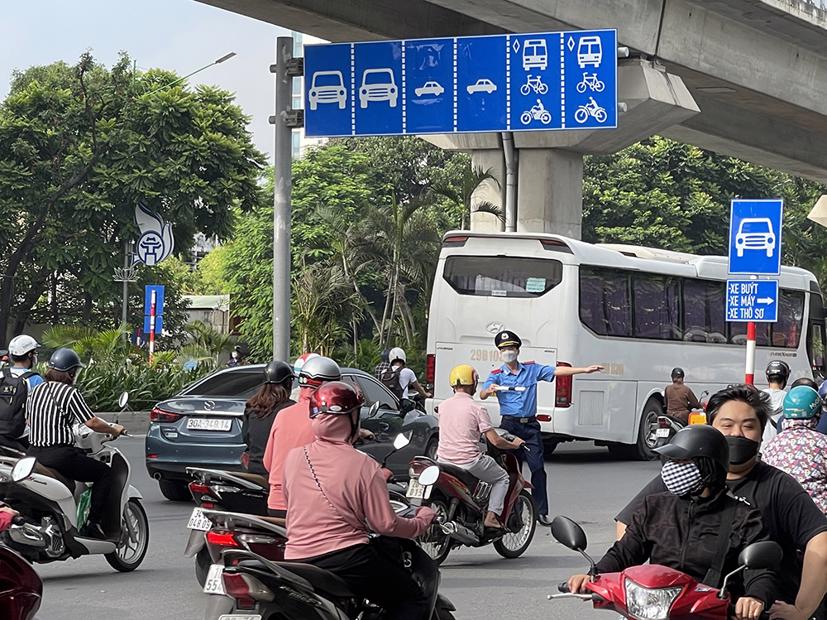 Tại các điểm giao, lực lượng chức năng thường xuyên phải hướng dẫn và điều tiết các phương tiện đi đúng làn đường theo quy định.