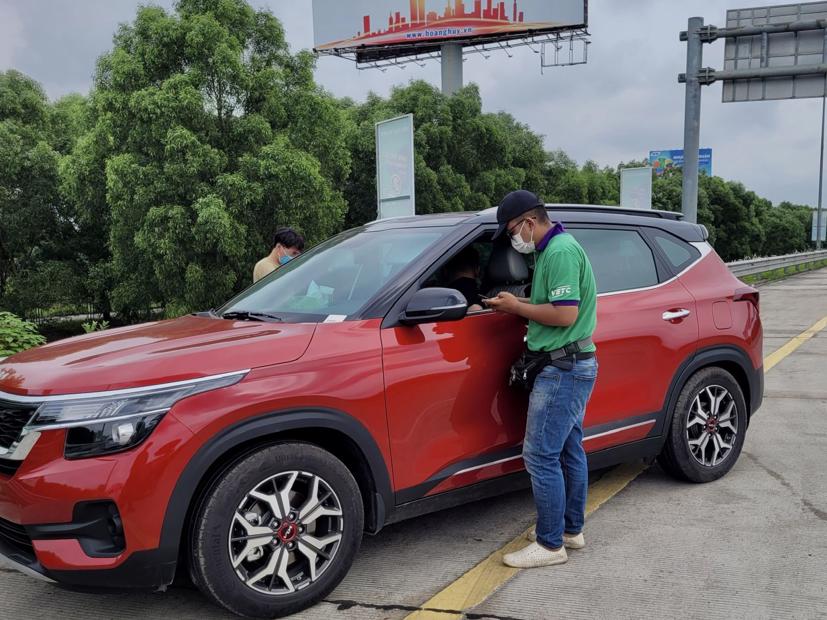 Trước vấn đề "dán chồng thẻ", Bộ Giao thông vận tải yêu cầu các đơn vị cần sớm xử lý dứt điểm. Ảnh: VETC.