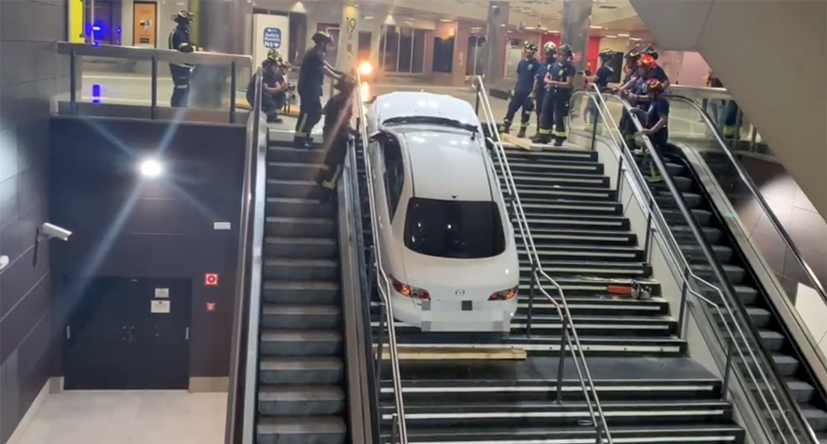 Hiện trường vụ trộm xe bị tóm vì xe bị mắc kẹt ở cầu thang không mở được cửa để tẩu thoát.