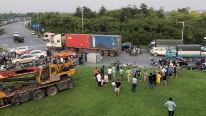 Hiện trường vụ tai nạn giao thông khiến 1 người tử vong trên đường Hoàng Sa, Đông Anh, Hà Nội xảy ra chiều 16/8. Ảnh: UB.ATGTQG.