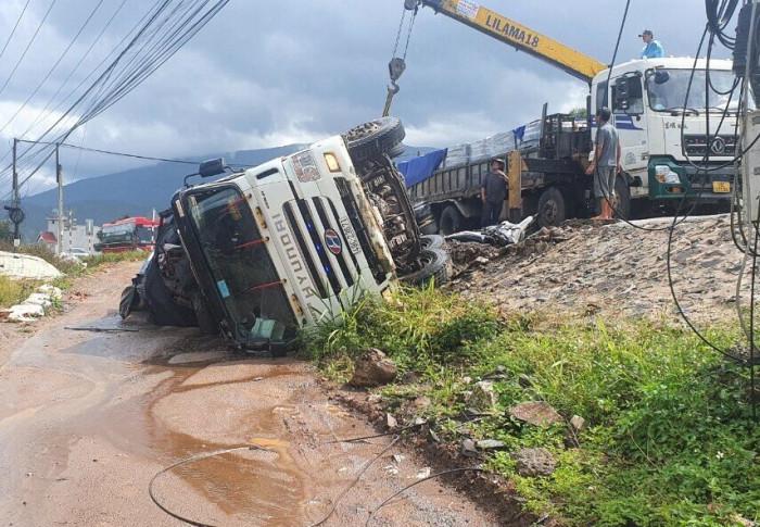 Hiện trường vụ tai nạn giao thông trên Quốc lộ 20 (đoạn qua thôn Phú Hiệp 1, xã Gia Hiệp, huyện Di Linh, tỉnh Lâm Đồng) khiến hai người phụ nữ tử vong thương tâm. Ảnh: Báo GT.
