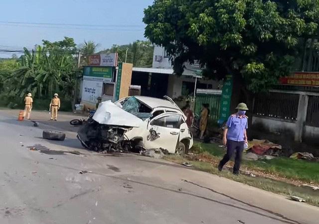 Hiện trường vụ tai nạn giao thông nghiêm trọng tại xã Nghĩa Tiến, thị xã Thái Hòa, Nghệ An khiến 2 vợ chồng đi xe máy tử vong, 5 người trên ô tô bị thương.