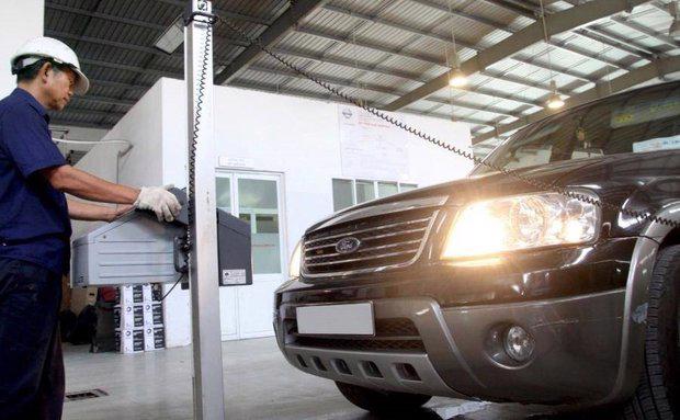 Nhân viên thực hiện việc kiểm định ô tô.