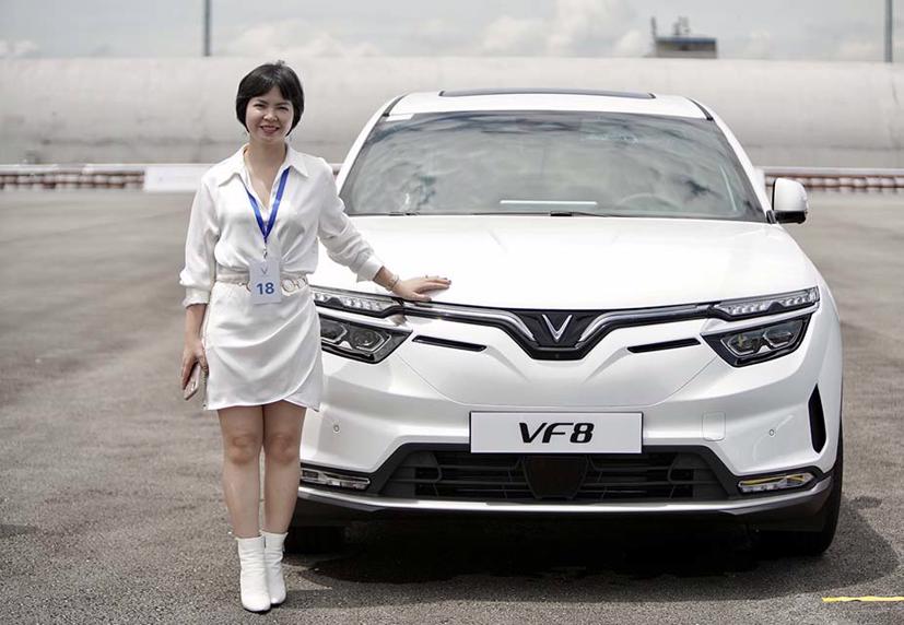 Những khách hàng đầu tiên đã nhận VF 8 sáng 10/9 tại Hải Phòng.