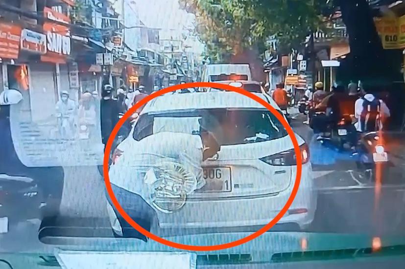 Hình ảnh một chiếc xe sửa biển bị "lột sạch" hôm 5/9 vừa qua tại Hà Nội.