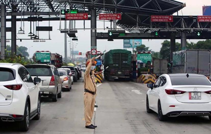 Cảnh sát giao thông toàn quốc sẽ tiếp tục tăng cường kiểm soát, xử lý các trường hợp vi phạm liên quan đến hoạt động thu phí không dừng thời gian tới.Ảnh: Cục CSGT.