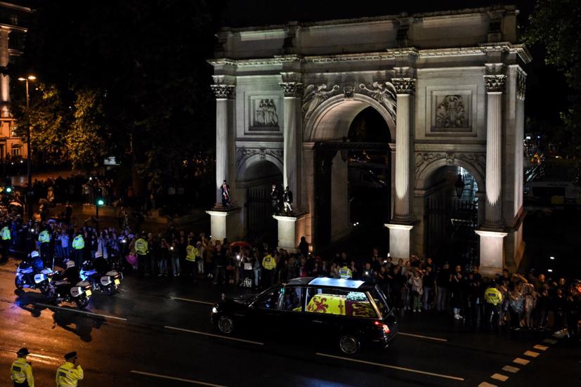 Những điều chưa biết về chiếc xe tang đặc biệt của Nữ ho&#224;ng Elizabeth II - Ảnh 5