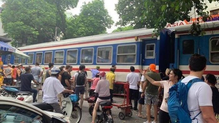 Công an quận Ba Đình và Hoàn Kiếm (TP Hà Nội) đang xác minh vụ việc 1 du khách "vượt rào" tại khu vực cà phê đường tàu rồi xảy ra tai nạn va chạm với đoàn tàu khách Lào Cai - Hà Nội hôm 18/9 vừa qua. Ảnh: Báo Giao thông.