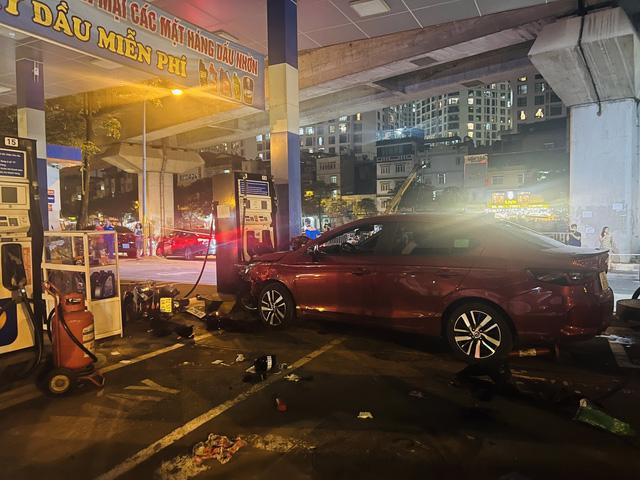 Hiện trường vụ tai nạn liên quan đến việc tài xế lái xe khi đã sử dụng rượu bia ngày 12/8 tại 111 đường Láng, phường Thịnh Quang, quận Đống Đa (Hà Nội). Ảnh: TTXVN.