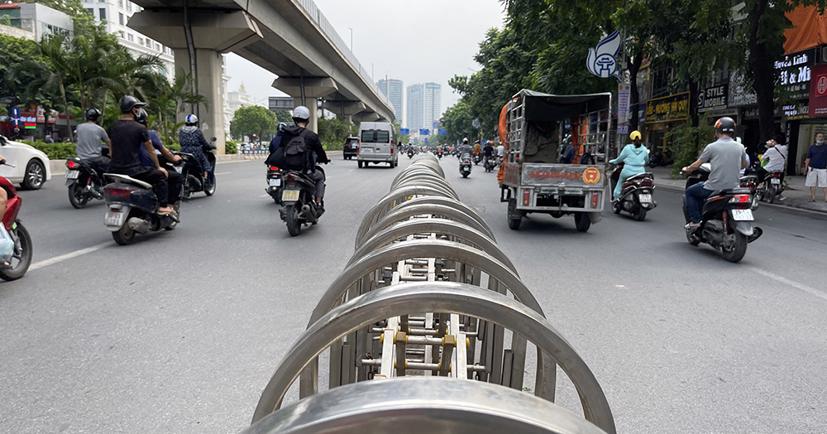 Nhiều phương tiện vẫn đi sai làn trên đường Nguyễn Trãi.