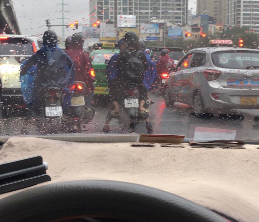 Di chuyển trong trời mưa sẽ khiến ảnh hưởng tới nhiều bộ phận trên xe ô tô.