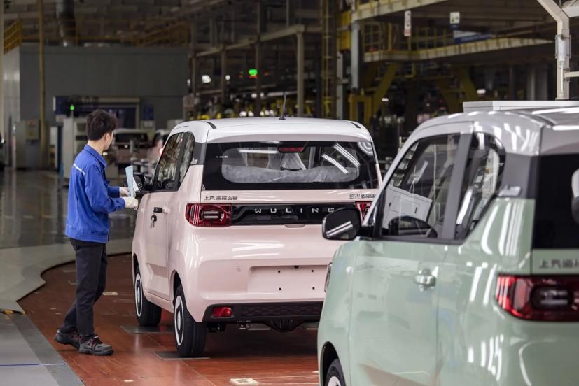 Xe điện Wuling Hongguang Mini tại một nhà máy ở Liễu Châu. Mẫu hatchback 4 chỗ trị giá 4.500 USD là EV bán chạy nhất tại Trung Quốc vào năm 2021.