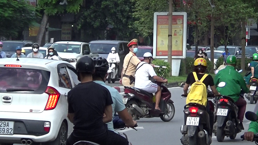 Một số chủ xe máy tăng ga bỏ chạy khi gặp lực lượng chức năng