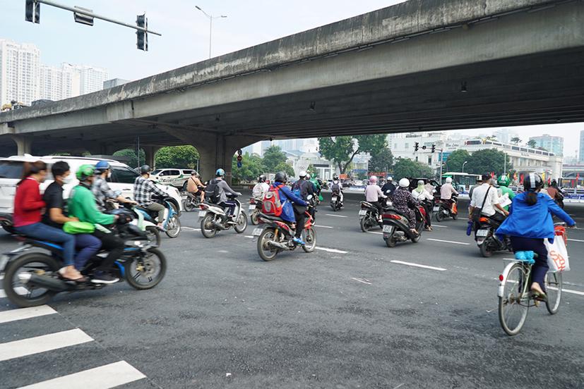 Ghi nhận sáng 5/10, tình trạng ùn tắc cục bộ vẫn diễn ra tại khung giờ cao điểm và ổn định trở lại sau 8h30. Ảnh: Lê Vũ