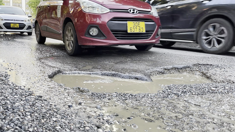 "Ổ trâu" xuất hiện trước cổng trường học