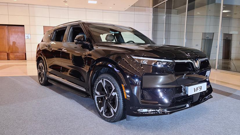 Hiện giá xe được công bố chưa bao gồm pin VinFast VF 9 bản Eco là 1.491.000.000 VNĐ và VF 9 Plus là 1.685.000.000 VNĐ. Giá bao gồm pin (khách hàng mua đứt pin) lần lượt là 1.970.000.00 VNĐ và 2.178.000.000 VNĐ.