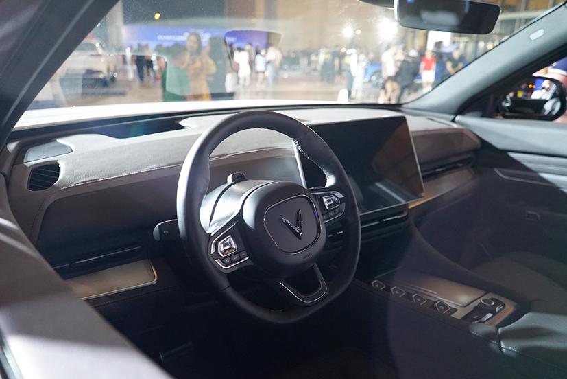 Bước vào nội thất, thiết kế cabin của 2 phiên bản cũng không có quá nhiều khác biệt. Cả hai phiên bản không có bảng đồng hồ truyền thống, thay vào đó mọi thông tin được hiển thị qua màn hình hắt kính HUD và hệ thống giải trí kiêm bảng điều khiển trung tâm màn hình lớn ở chính giữa.