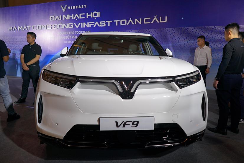 Phía dưới mặt ca lăng được Vinfast thiết kế thêm 02 hốc hút gió lõm vào bên trong giúp xe có thể hoạt động tốt hơn khi sử dụng xe để chạy đường dài. Đồng thời chi tiết này được thiết kế giúp tăng tuổi thọ của động cơ xe.