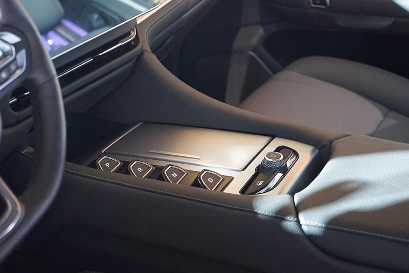 Gài số nút bấm cùng núm xoay Media phong cách.