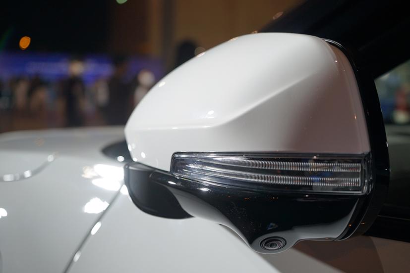 Gương chiếu hậu gập điện, chỉnh điện, báo rẽ.