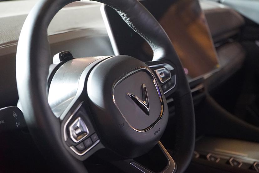 Cụm vô lăng D-cut tích hợp rất nhiều phím rảnh tay của VF9.